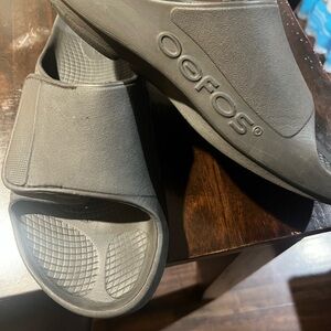 OOFOS Men's Gray Slide Sandals